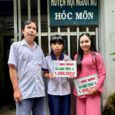 TẶNG HỌC BỔNG CON PHỤ HUYNH HỘI NGƯỜI MÙ HỐC MÔN